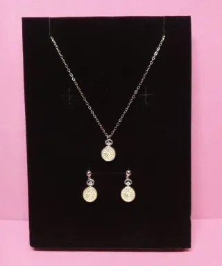 Conjunto de collar y pendientes de reloj