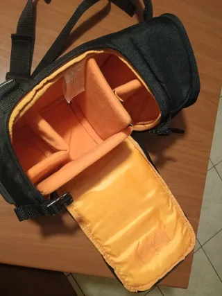 Zaino monospalla nero per fotocamera