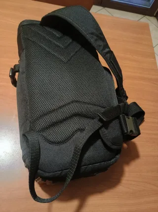 Zaino monospalla nero per fotocamera