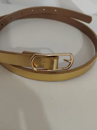 Cinturón fino dorado con hebilla