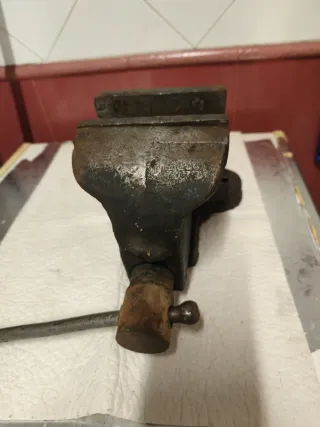 Tornillo de banco SAIN robusto