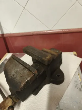 Tornillo de banco SAIN robusto