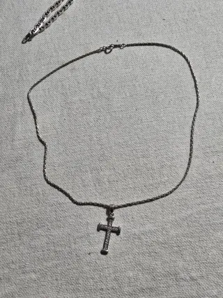 Collar de plata con cruz