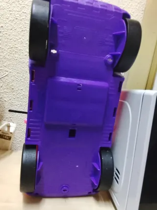 Coche de juguete rosa y morado