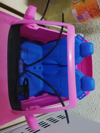 Coche de juguete rosa y morado