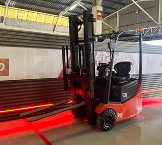 CARRETILLA ELEVADORA ELECTRICA USADA 1300 KG