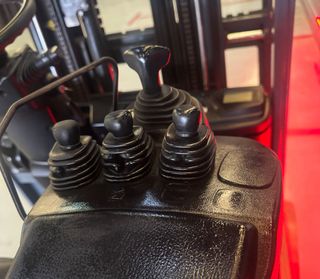 CARRETILLA ELEVADORA ELECTRICA USADA 1300 KG