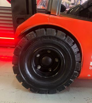 CARRETILLA ELEVADORA ELECTRICA USADA 1300 KG