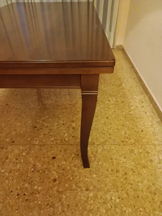 Mesa de salón de madera