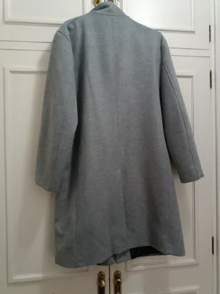 Elegante abrigo de caballero gris