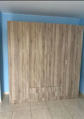 Armario blanco de madera