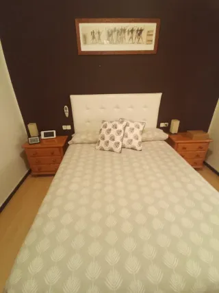 Cómoda y 2 mesitas de noche de madera