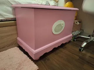 Baúl de madera rosa infantil