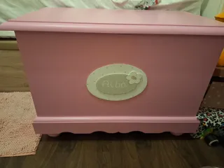 Baúl de madera rosa infantil