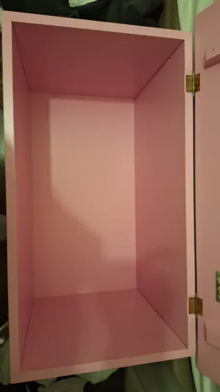 Baúl de madera rosa infantil