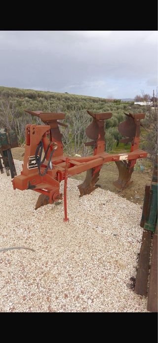 Arado de tres rejas