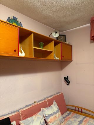 Estantería de pared madera y rojo