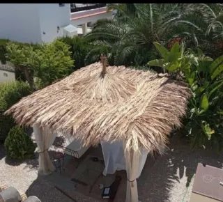 Sombrillas y pérgolas de mimbre cañizo