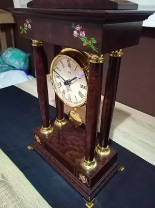 Reloj de Repisa Colonial con Péndulo