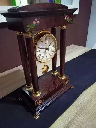 Reloj de Repisa Colonial con Péndulo