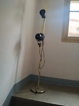 Lámpara de pie con dos focos