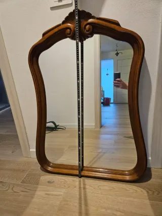 Specchio in legno con cornice decorata