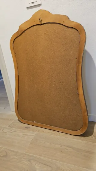 Specchio in legno con cornice decorata