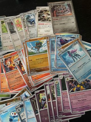 Lata Necrozma con cartas pokémon holo y reverse