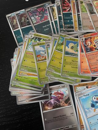 Lata Necrozma con cartas pokémon holo y reverse