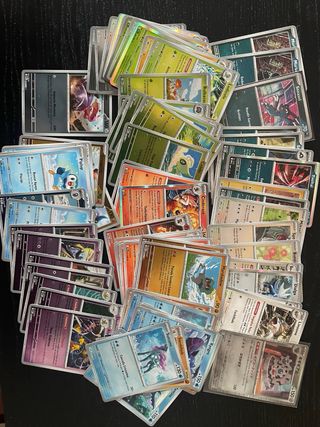 Lata Necrozma con cartas pokémon holo y reverse