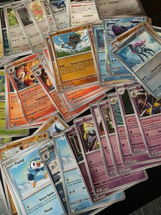 Lata Necrozma con cartas pokémon holo y reverse