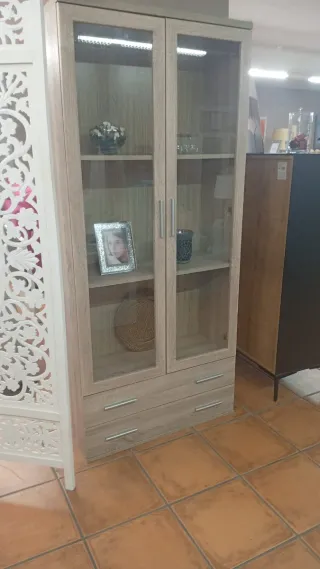 Vitrina de madera y cristal