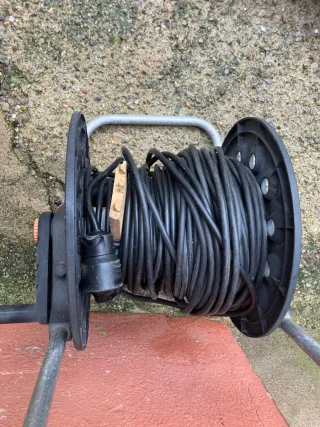 Enrollacables eléctrico negro 50m 20/A 3 500 watts