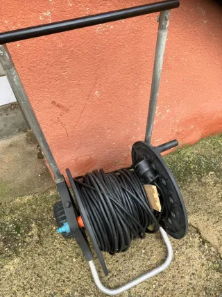 Enrollacables eléctrico negro 50m 20/A 3 500 watts