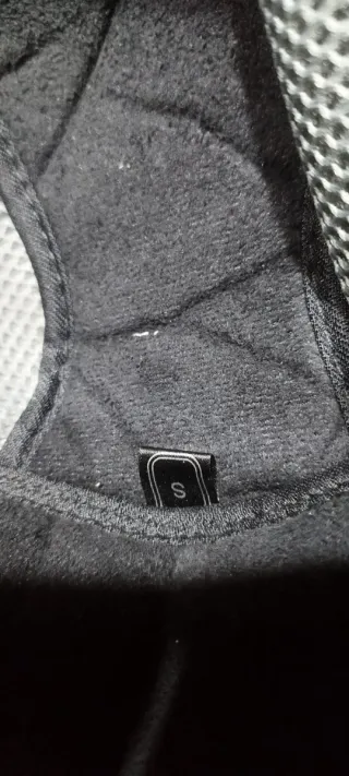 Casco de moto negro con visera