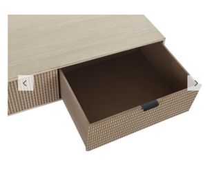 Mesa de centro de madera con diseño texturizado