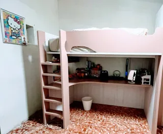 Cama alta con escritorio