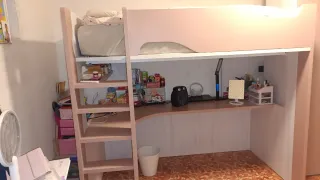 Cama alta con escritorio