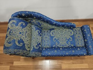 Sillón decorativo azul y dorado