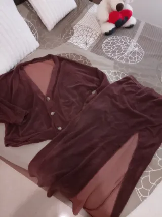 Conjunto falda y chaqueta marrón también en beig