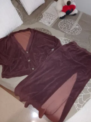 Conjunto falda y chaqueta marrón también en beig