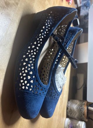 Zapatos de ante azul con tiras
