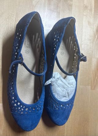 Zapatos de ante azul con tiras