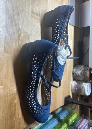 Zapatos de ante azul con tiras