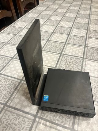 TPV LG con pantalla, teclado y mini PC