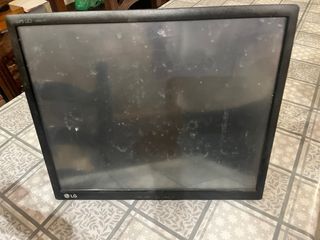 TPV LG con pantalla, teclado y mini PC