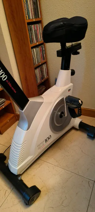 Bicicleta Estática BH modelo XT100 Blanca.