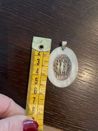 Pendente con figure femminili