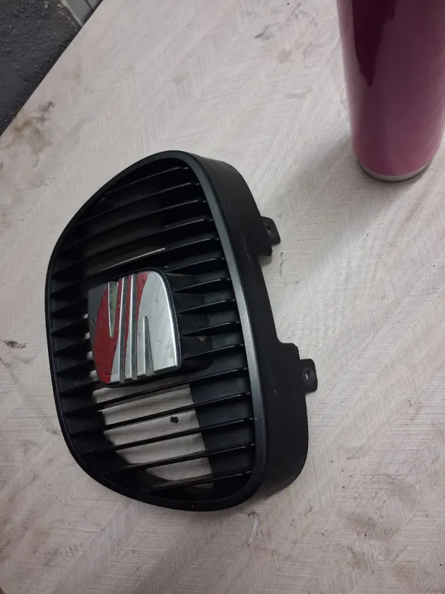 Parrilla Seat Ibiza 6L