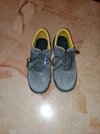 Scarpe da lavoro grigie e gialle